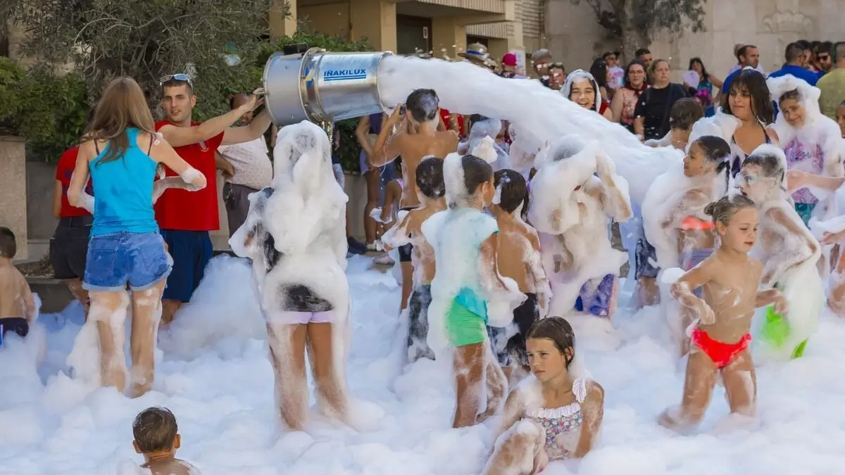 Fiesta de la espuma en las fiestas de San Lorenzo de Magall&oacute;n.