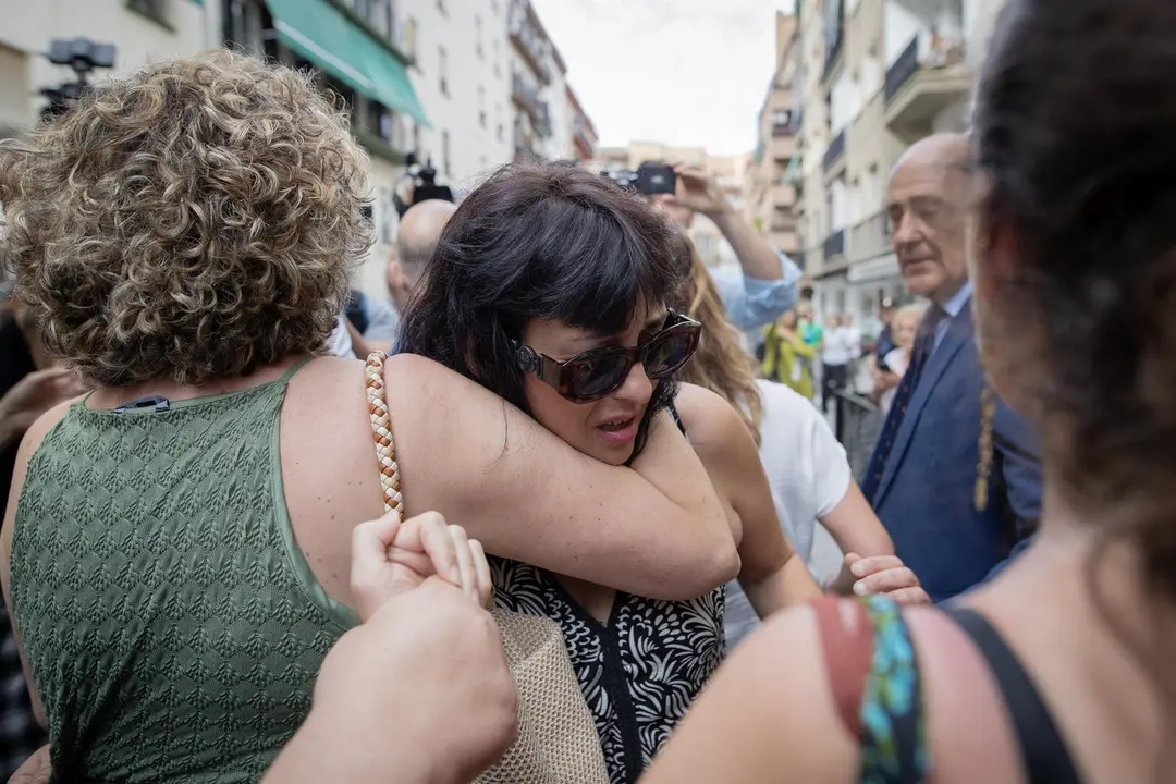 Llegada de Juana Rivas con su hijo menor al punto de encuentro familiar