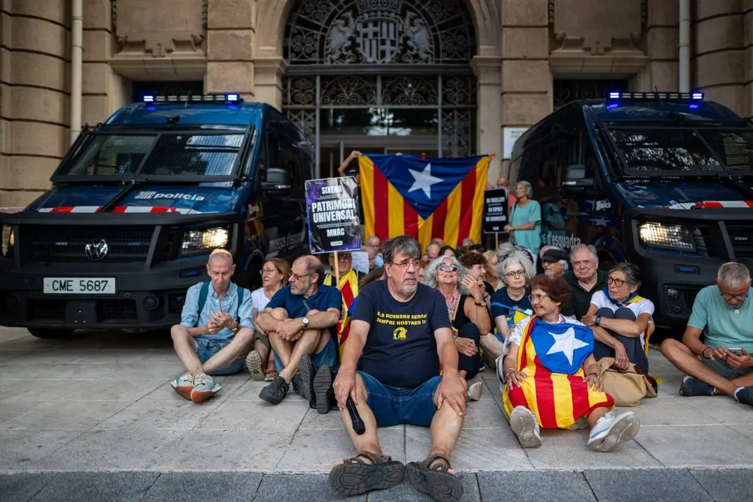 Concentrados ante las puertas traseras del MNAC. / EP