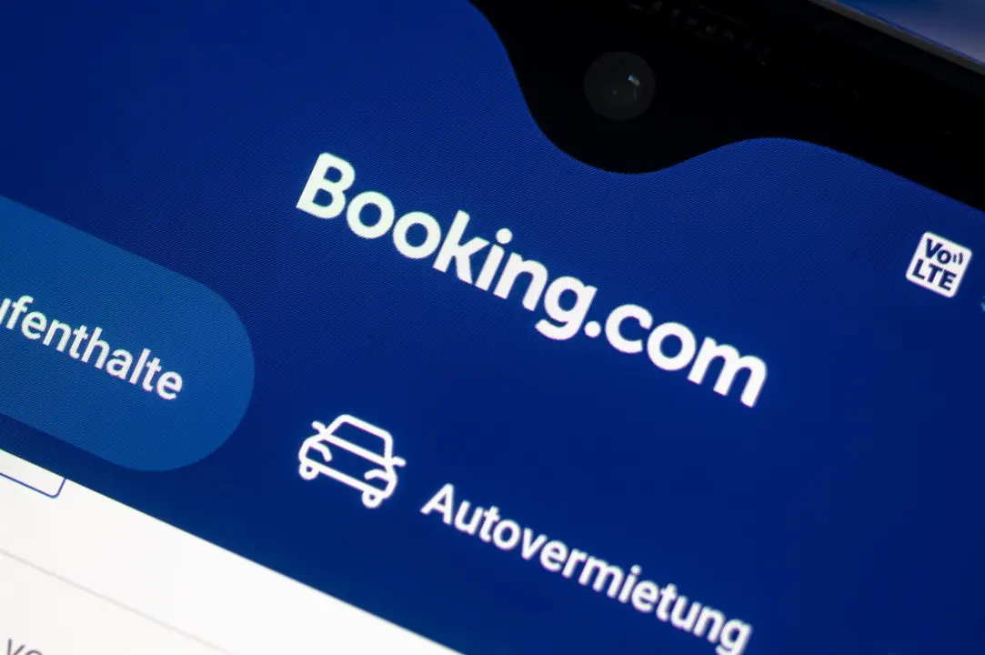 La aplicaci&oacute;n de viajes del portal de Booking.com en una pantalla.