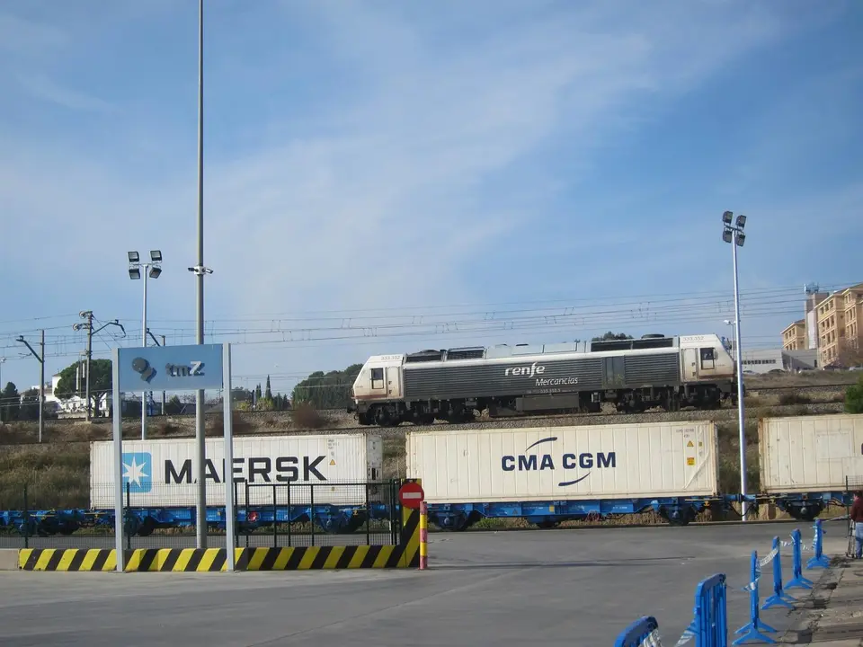 Un tren de mercanc&iacute;as en la TMZ