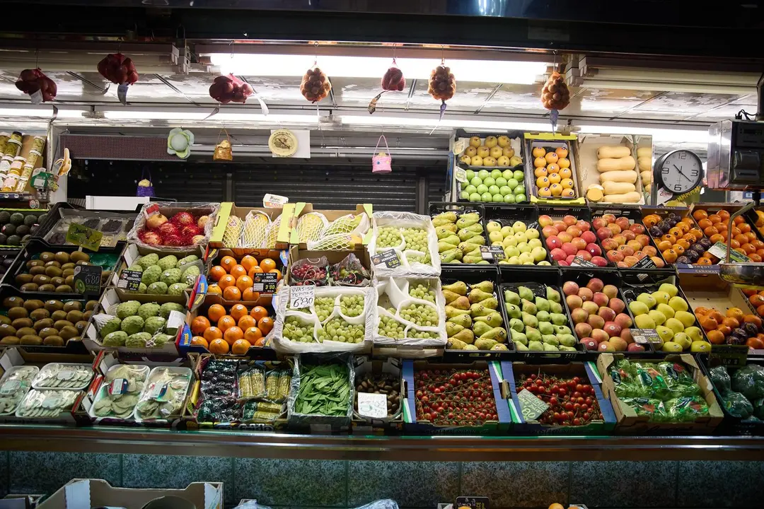 Expositor de una fruter&iacute;a en un mercado