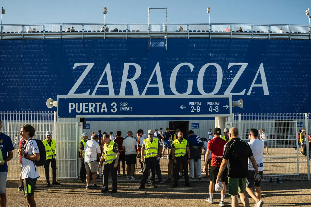 Aficionados del Real Zaragoza en el Ibercaja Estadio / Marcos Cebri&aacute;n