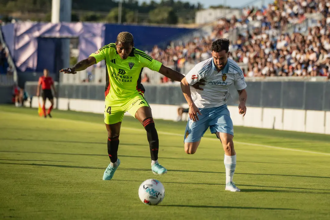 Sebas Moyano regateando con el Real Zaragoza / Marcos Cebri&aacute;n