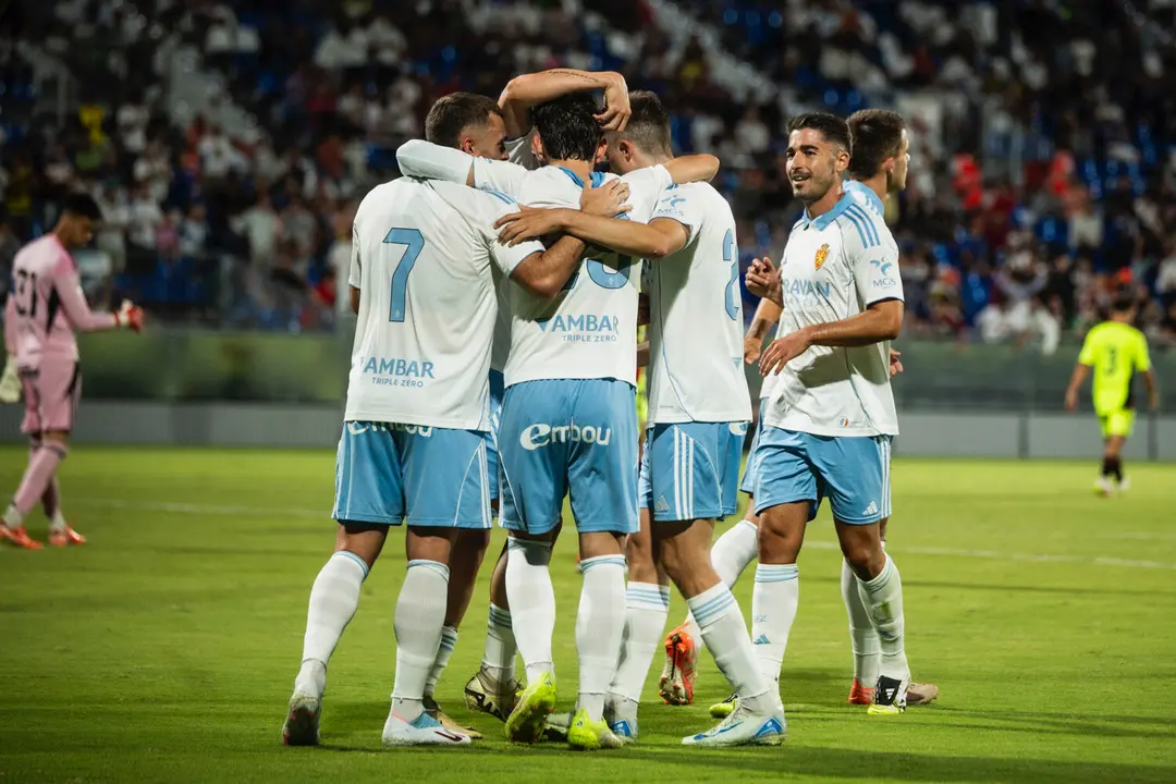 Celebraci&oacute;n de un gol del Real Zaragoza ante el Mirand&eacute;s en pretemporada  / Marcos Cebri&aacute;n