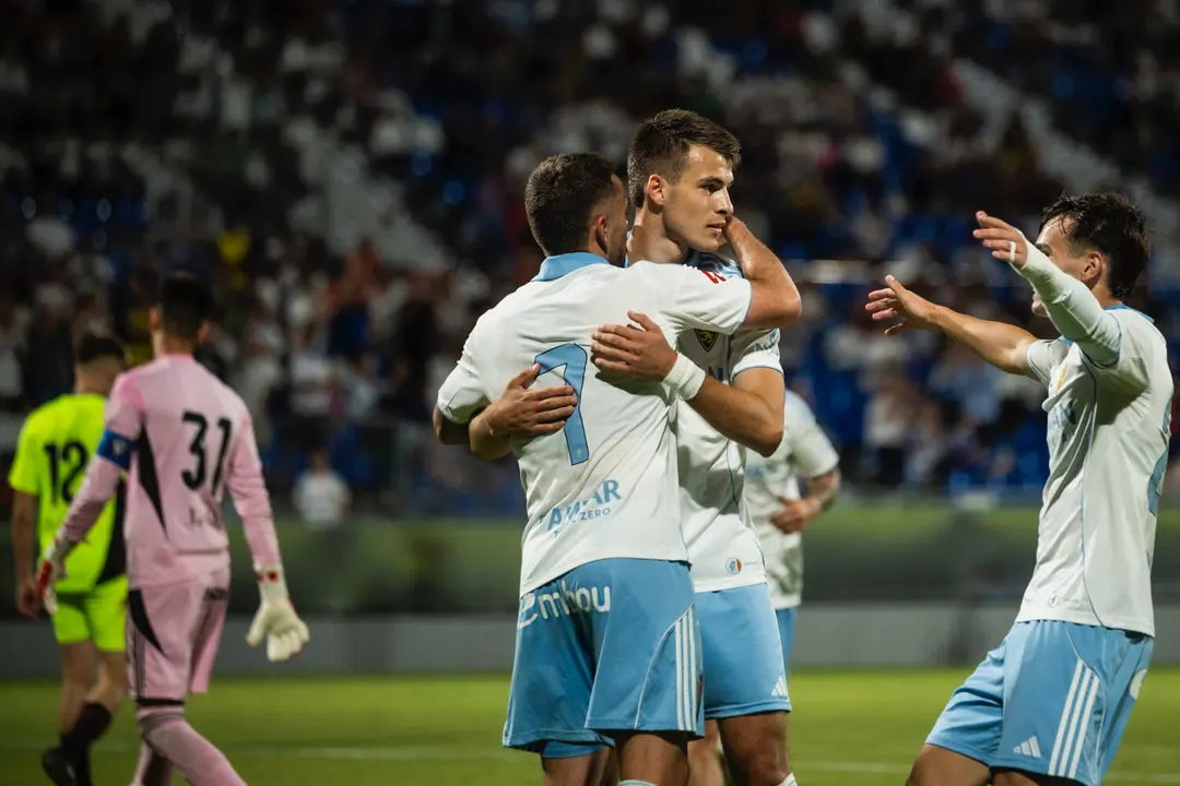 Sober&oacute;n, Bazdar y Pau Sans celebran un gol del Real Zaragoza / Marcos Cebri&aacute;n