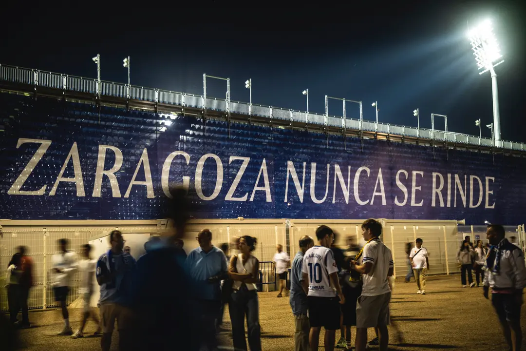 Aficionados en el exterior del Ibercaja Estadio / Marcos Cebri&aacute;n