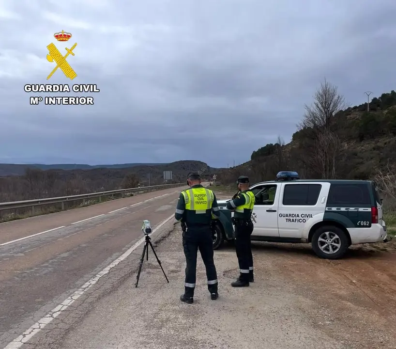 Una patrulla de la Guardia Civil de Tr&aacute;fico. / GUARDIA CIVIL