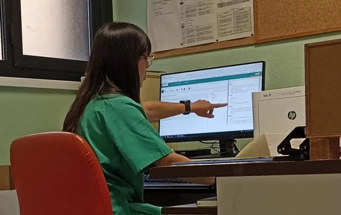 La doctora Sandra Garc&iacute;a, del Servicio de Digestivo del Hospital Cl&iacute;nico de Zaragoza, explica c&oacute;mo funciona SaludGPT. / DGA