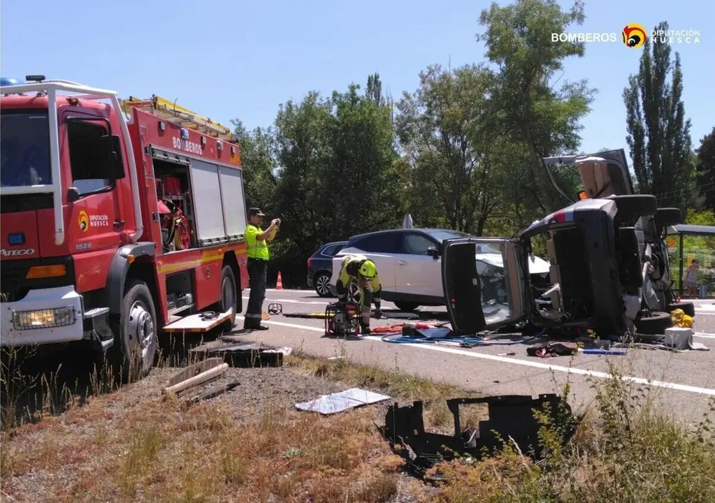 Los bomberos de Huesca han auxiliado a los accidentados.
- DPH.
