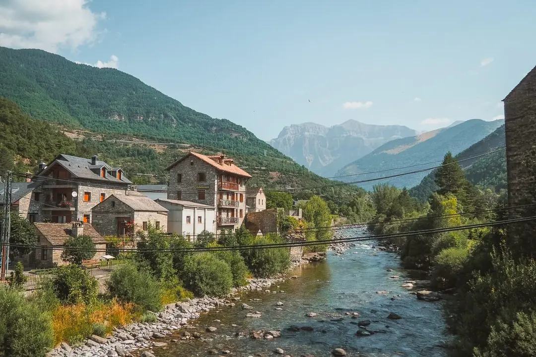 Hay un pueblo en Arag&oacute;n que parece Noruega y lo divide en dos un r&iacute;o ./ Llegar sin avisar