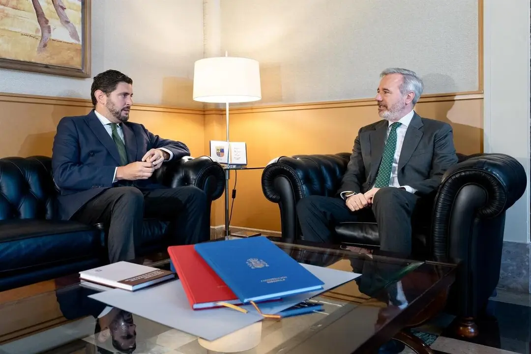 El presidente del Gobierno de Arag&oacute;n, Jorge Azc&oacute;n, reunido con el portavoz parlamentario de Vox en las Cortes de Arag&oacute;n, Alejandro Nolasco.
- FABI&Aacute;N SIM&Oacute;N.