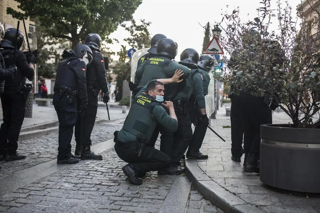 Archivo - Un grupo de agentes vigila y se protege durante un mitin de Vox, a 21 de abril de 2021, en Navalcarnero, Madrid (Espa&ntilde;a).
- Alejandro Mart&iacute;nez V&eacute;lez - Europa Press - Archivo