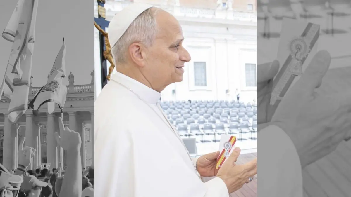 Le&oacute;n XIV recibe la cinta de la Virgen del Pilar en el Jubileo de la juventud en Roma ./ H.A