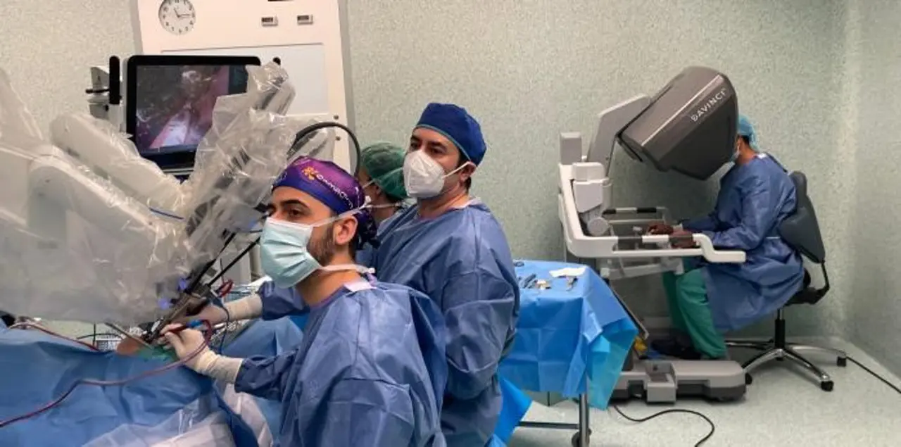 Im&aacute;genes de la primera intervenci&oacute;n de la especialidad de Otorrinolaringolog&ccedil;ia realizada con cirug&iacute;a rob&oacute;tica en el Servet