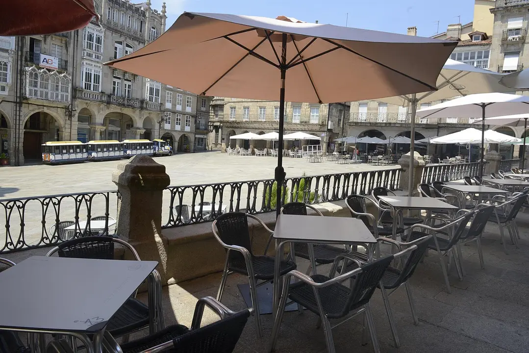 Terrazas vac&iacute;as en la Plaza Mayor en Orense, Galicia (Espa&ntilde;a). / EP