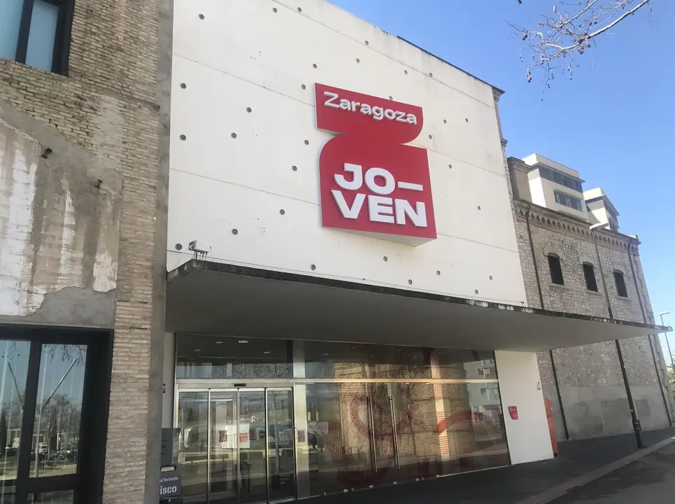 Fachada de La Azucarera con el cartel de Zaragoza Joven. / EP