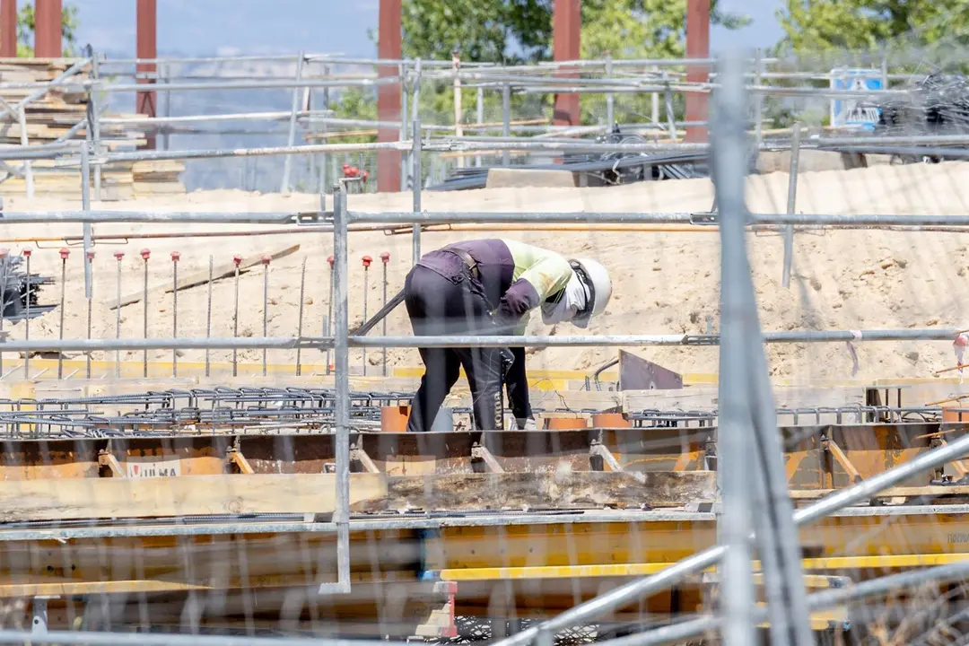 Un obrero trabaja en la construcci&oacute;n de una vivienda nueva / EP