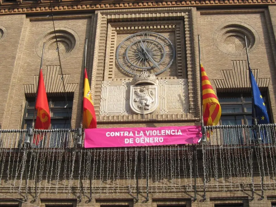 Archivo - Pancarta contra la violencia de g&eacute;nero en el Ayuntamiento de Zaragoza
- EUROPA PRESS - Archivo