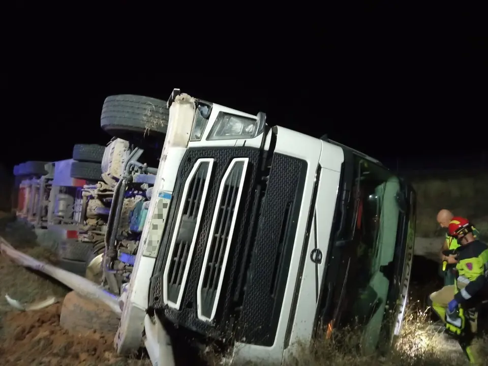 Uno de los veh&iacute;culos implicados en el accidente de circulaci&oacute;n. / DPT