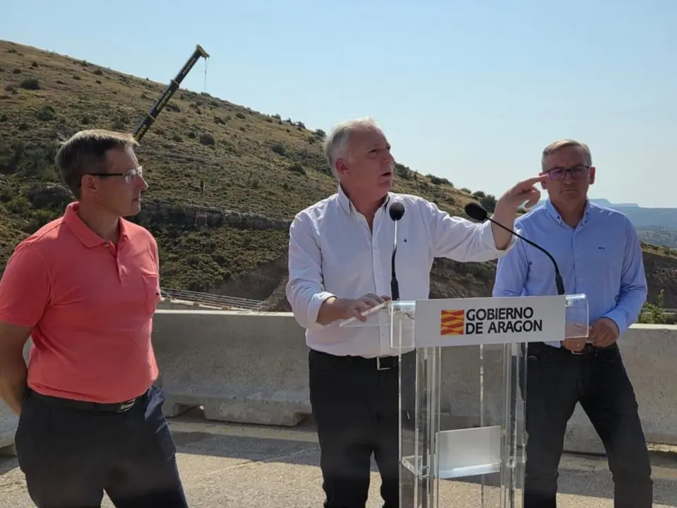 El consejero de Fomento, Vivienda, Log&iacute;stica y Cohesi&oacute;n Territorial del Gobierno de Arag&oacute;n, Octavio L&oacute;pez, en Cedrillas. / DGA