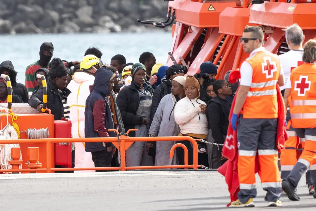Varios servicios de emergencia atienden a migrantes reci&eacute;n rescatados de un cayuco, en Puerto Naos, a 4 de enero de 2025, en Arrecife, Lanzarote, Canarias (Espa&ntilde;a). / EP