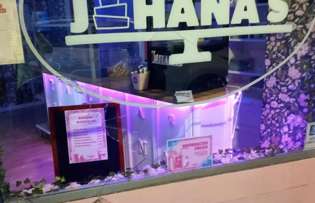 Imagen del escaparate de la tienda tras el destrozo cometido en el intento de robo /Cedida a H.A.