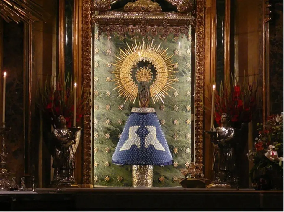 La Virgen del Pilar luce un manto de origami en conmemoraci&oacute;n del aniversario del lanzamiento de la bomba at&oacute;mica en Hiroshima. / ZARAGOZA TURISMO