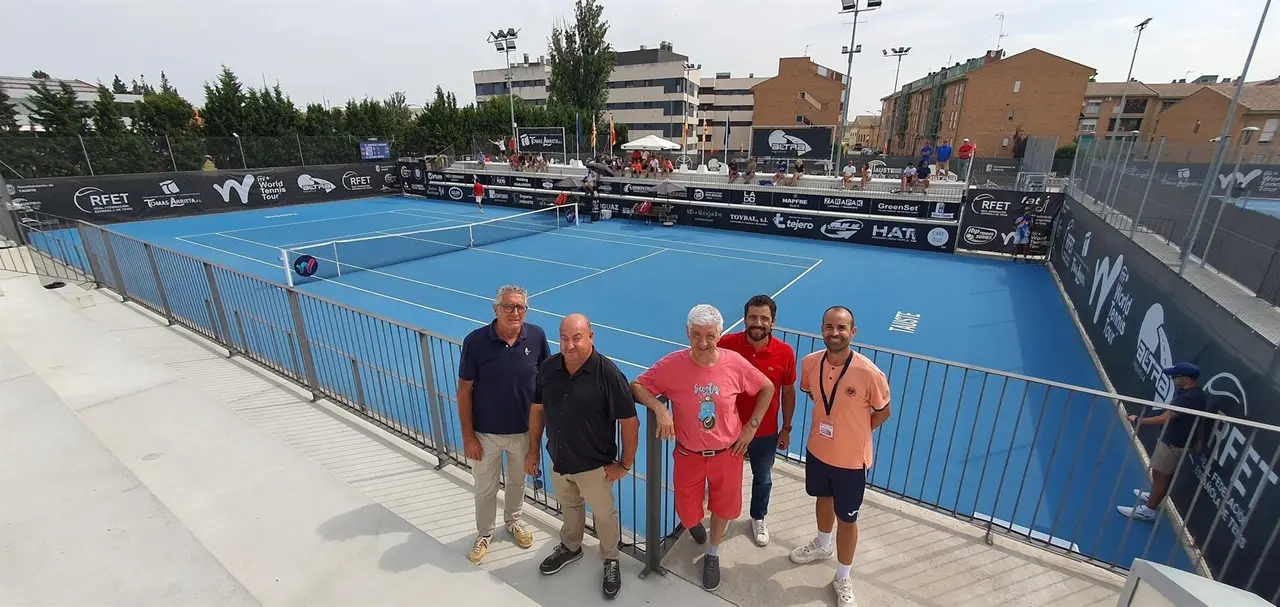 Visita del presidente de la Comarca de Cinco Villas, Santos Navarro, al Torneo Internacional de Tenis de Tauste. / COMARCA DE CINCO VILLAS