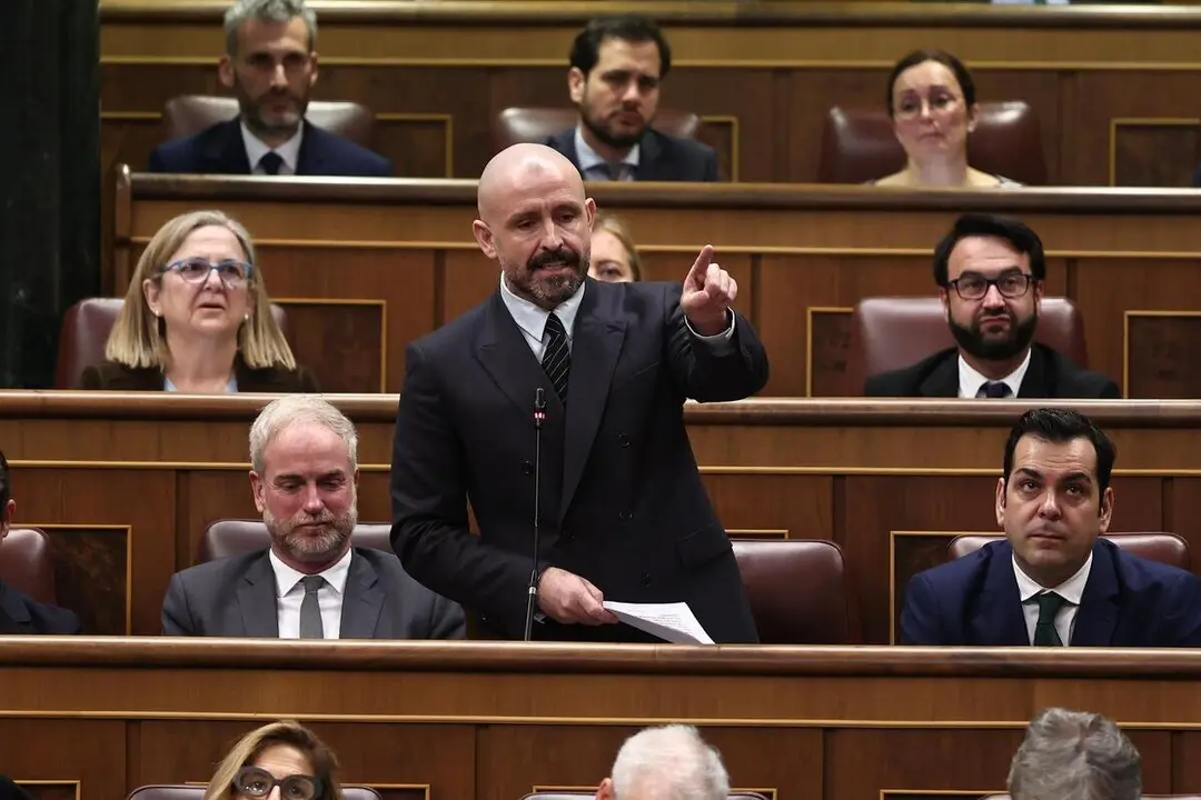 El diputado del PP Jaime de los Santos interviene durante una sesi&oacute;n de control al Gobierno, en el Congreso de los Diputados