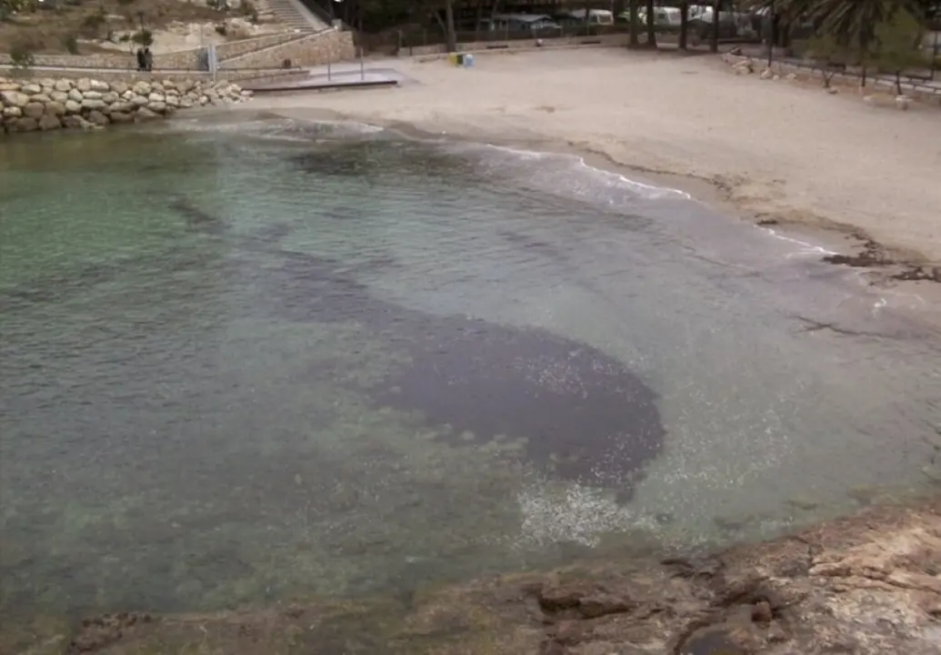 La playa de Tarragona donde veranean aragoneses y tiene una mancha desconocida