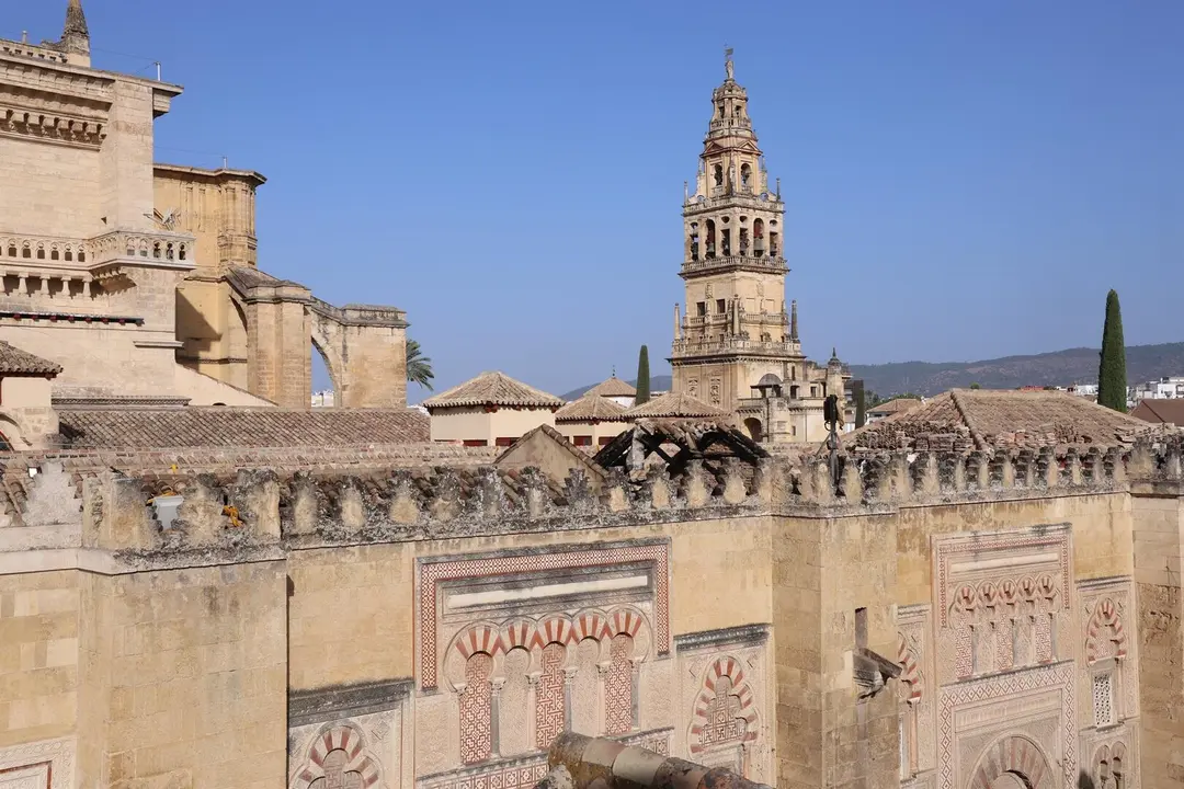 Imagen de este s&aacute;bado de la zona afectada por el incendio que sufri&oacute; la noche del viernes una capilla de la Mezquita-Catedral. / EP