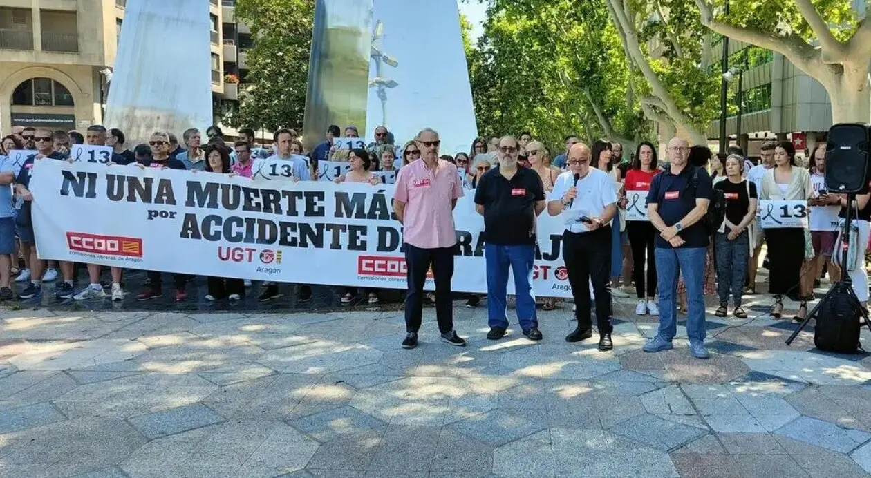 Concentraci&oacute;n de los sindicatos mayoritarios tras la &uacute;ltima v&iacute;ctima mortal en el trabajo. - CCOO ARAG&Oacute;N