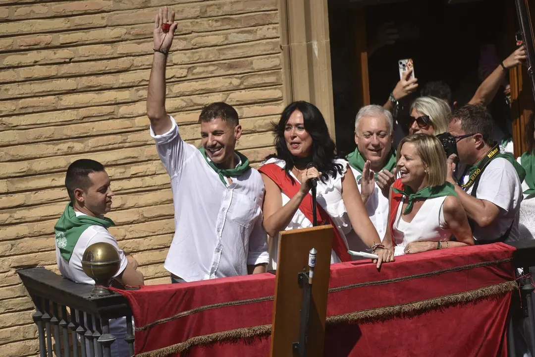 El DJ y productor oscense Andr&eacute;s Campo (2i), y la alcaldesa de Huesca, Lorena Orduna (3i), durante el lanzamiento del cohete anunciador de las Fiestas de San Lorenzo 2025, a 9 de agosto de 2025, en Huesca, Arag&oacute;n (Espa&ntilde;a). / EP