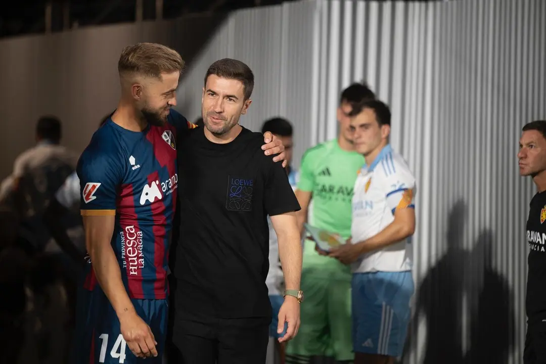 Gabi Fern&aacute;ndez junto a Pulido, capit&aacute;n del Huesca / Marcos Cebri&aacute;n