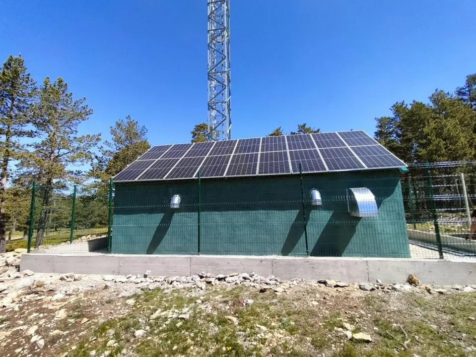 Imagen del centro de Tamborero, en Teruel, que mejorar&aacute; la cobertura inal&aacute;mbrica y garantizar&aacute; servicios de emergencia. / EP