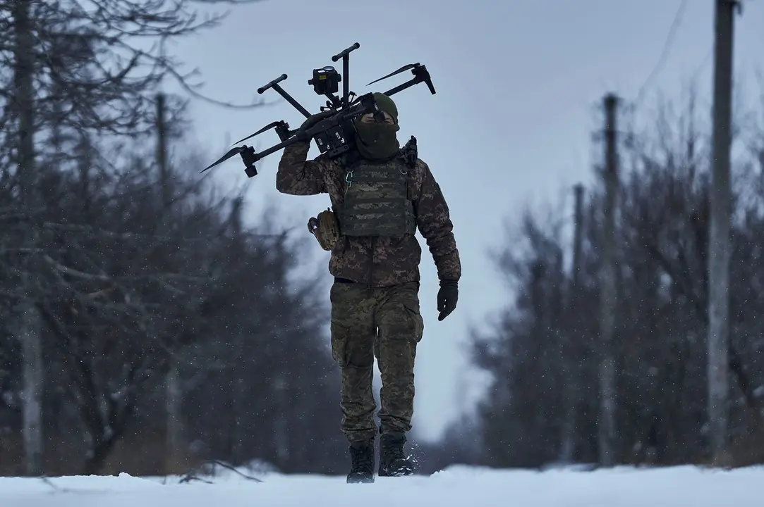 Un soldado ucraniano transporta un dron cerca de la l&iacute;nea del frente, cerca de Avdiivka, en la regi&oacute;n de Donetsk (Ucrania), el 17 de febrero de 2023. (The Atlantic/AP)