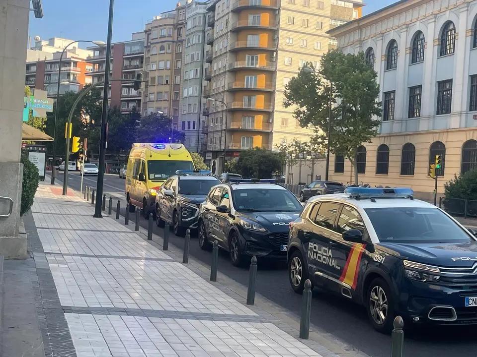 Imagen de las patrullas de polic&iacute;a y la ambulancia que acudieron tras el apu&ntilde;alamiento/ H.A.