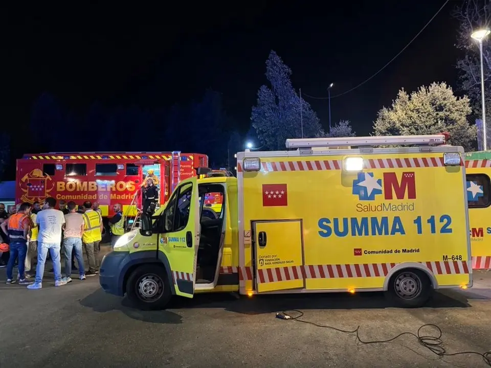 Bomberos de la Comunidad de Madrid y sanitarios del Summa 112 en el incendio de Tres Cantos. / 112