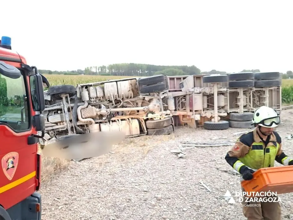 Bomberos de la Diputaci&oacute;n de Zaragoza se trasladaron hasta el lugar del accidente.
- DIPUTACI&Oacute;N DE ZARAGOZA