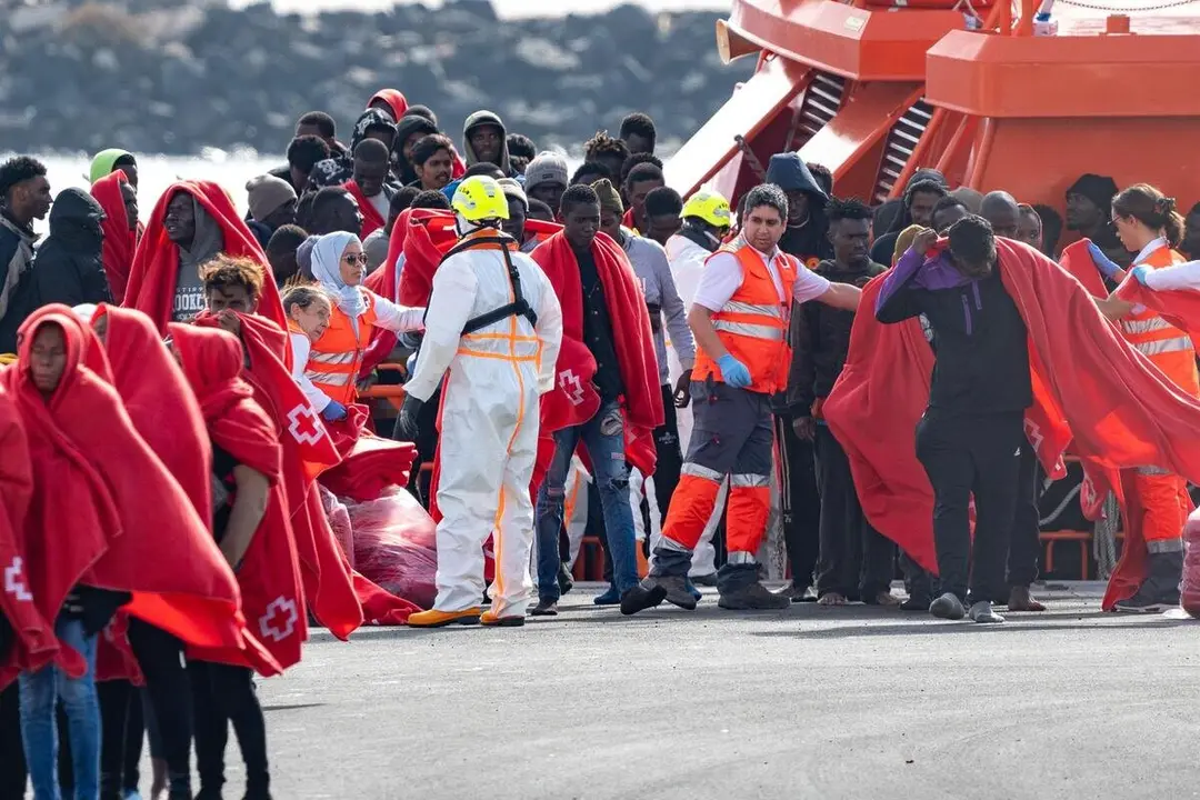 Los servicios sanitarios atienden a migrantes llegados en cayuco a Puerto Naos.