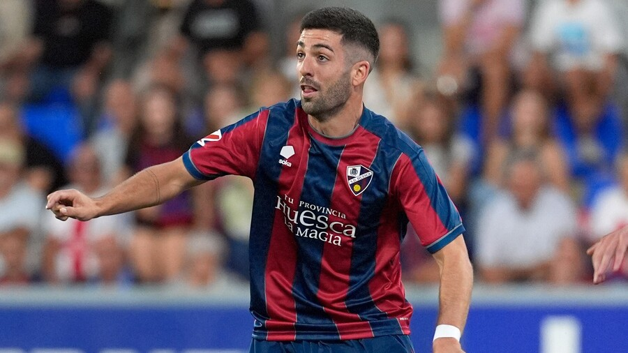 Unzueta con la camiseta de la SD Huesca / SDH