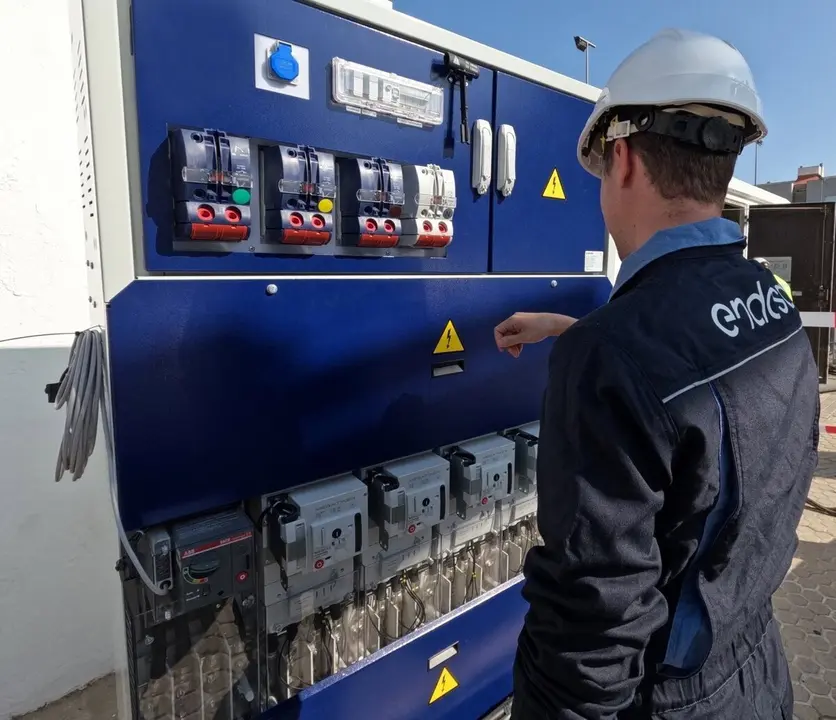 Trabajos de medici&oacute;n en una subestaci&oacute;n el&eacute;ctrica.
- ENDESA