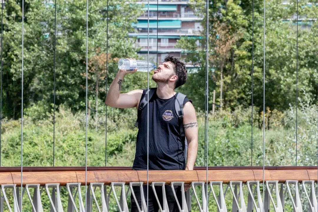 Un chico bebe agua.
- Ricardo Rubio - Europa Press