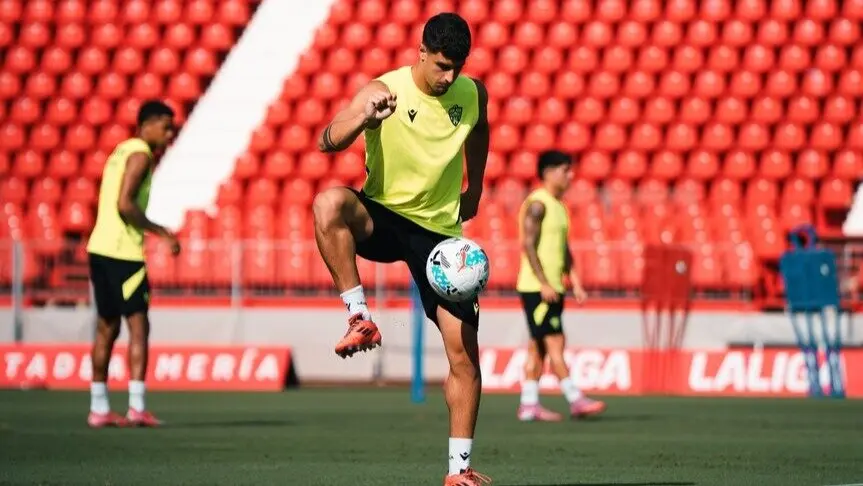 Marcos Luna durante un entrenamiento con el Almer&iacute;a / UD Almer&iacute;a