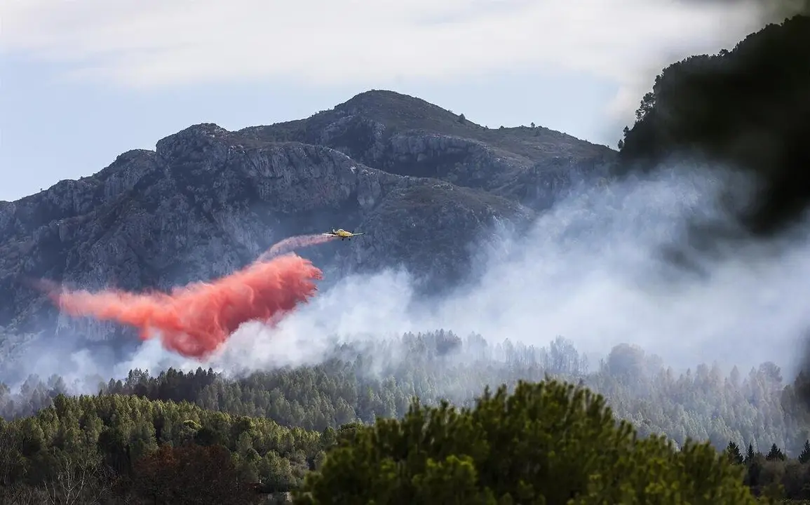 Archivo - Helic&oacute;pteros de los bomberos trabajan en labores de extinci&oacute;n del incendio forestal que comenz&oacute; en Simat, a 13 de septiembre de 2024, en Barcheta, Valencia, Comunidad Valenciana (Espa&ntilde;a).
- Rober Solsona - Europa Press - Archivo