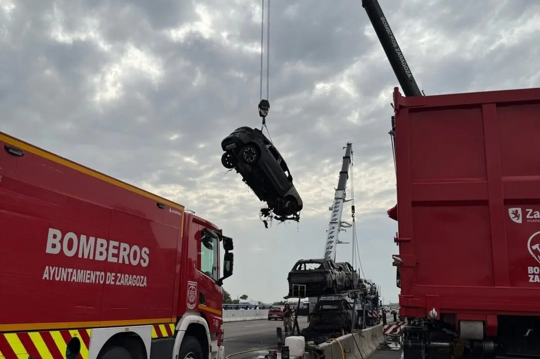Los Bomberos extraen el veh&iacute;culo h&iacute;brido incendiado