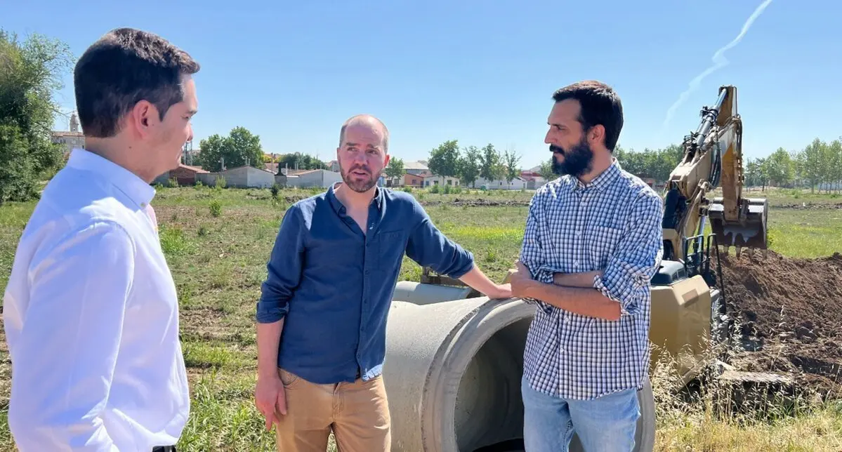 El alcalde de Pina de Ebro, Pablo Blanquet; Will Hewes, responsable de gesti&oacute;n del agua de Amazon, Will Hewes, y el, secretario de la Comunidad de Regantes de Pina de Ebro, Pablo Sub&iacute;as, visitan las obras de la tuber&iacute;a.
- AWS