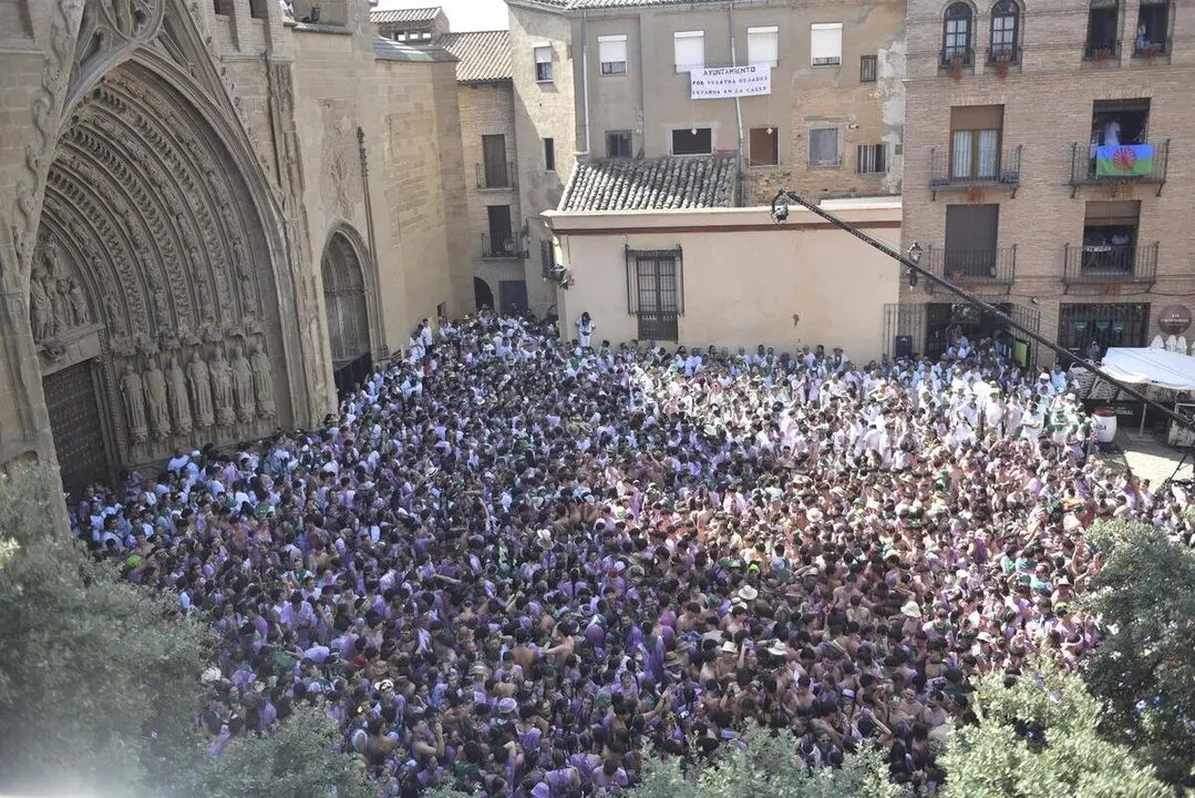 Centenares de personas durante el lanzamiento del cohete anunciador de las Fiestas de San Lorenzo 2025.
- Ver&oacute;nica Lacasa - Europa Press