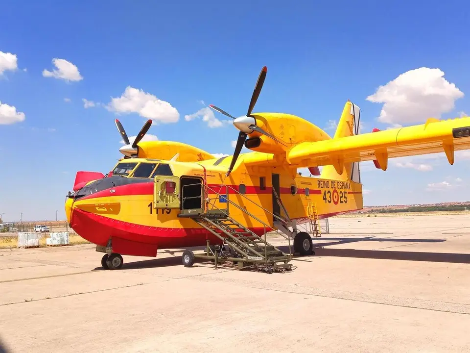 Avi&oacute;n anfibio modelo Canadair para combatir incendios forestales